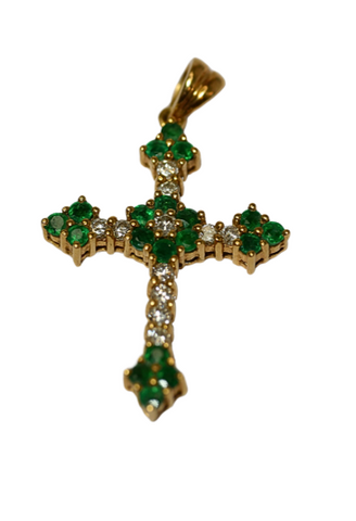Pendentif or jaune en forme de croix chrétienne ornée de 11 diamants et 19 émeraudes
