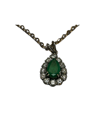 Collier or gris 18K ornée d'une émeraude centrale et de 12 diamants faisant le contours