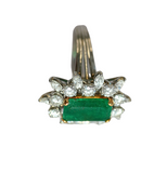 Bague or gris ornée d'une splendide émeraude et de 20 diamants