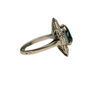 Bague or gris ornée d'un saphir central et de 10 diamants