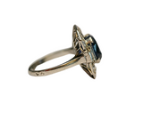 Bague or gris ornée d'un saphir central et de 10 diamants