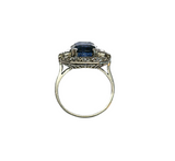 Bague or gris ornée d'un saphir central et de 10 diamants