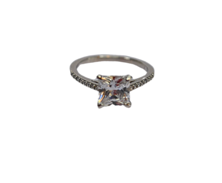 Bague en argent 925 avec une pierre blanche