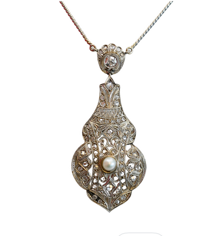 Pendentif en or gris ornée de 63 diamants et d'une perle centrale