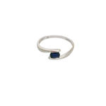 Bague or gris sertie d'un saphir