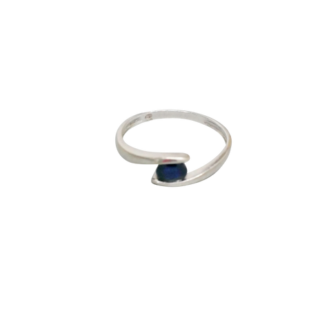 Bague or gris sertie d'un saphir