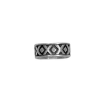 Bague en argent 925 motif tribal sur fond noir