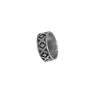 Bague en argent 925 motif tribal sur fond noir