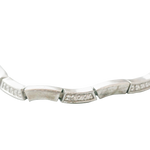 Bracelet articulé alternant des mailles lisses et des mailles incrustées de pierres blanches