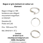 Bague or gris 750 mettant en valeur un diamant