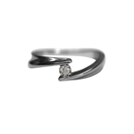 Bague or gris 750 mettant en valeur un diamant
