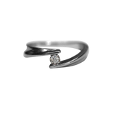 Bague or gris 750 mettant en valeur un diamant