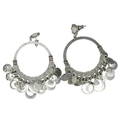 Boucles d'oreille créoles argent ornées de médailles