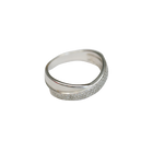 Bague or gris lignes croisées dont 1 pavé de diamants